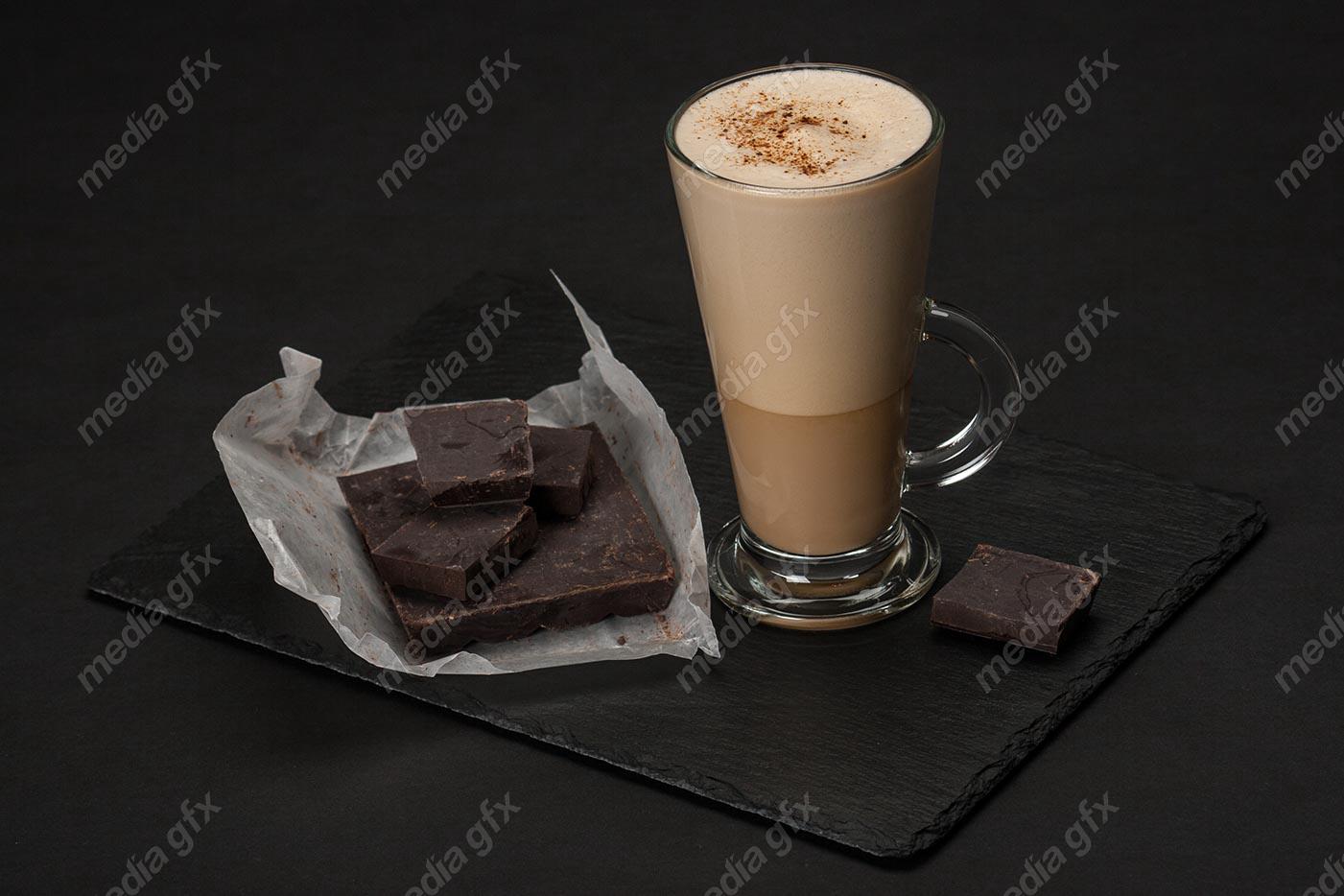 دانلود رایگان عکس با کیفیت کافه لاته یا فراپه در کنار تکه های شکلات MJ004211