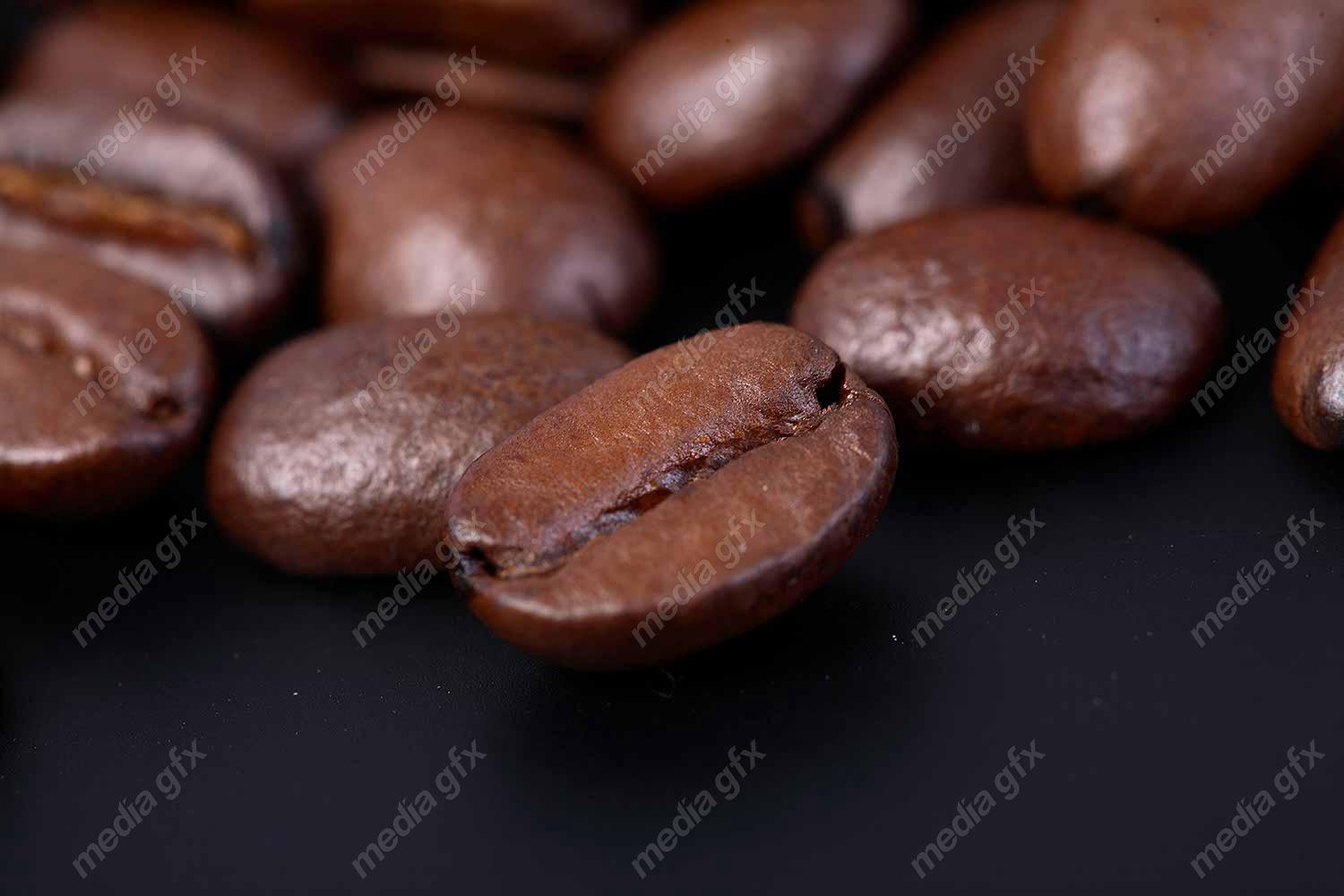 دانلود رایگان عکس با کیفیت پس زمینه دانه های قهوه عربیکا و روبوستا MJ004445