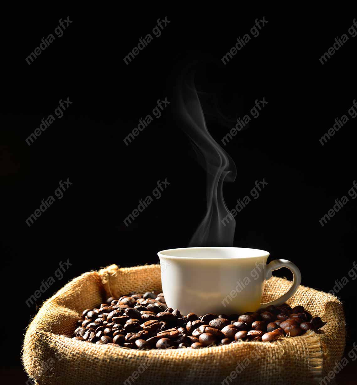 عکس باکیفیت دانه قهوه در کنار لیوان قهوه و کاپوچینو فوق العاده زیبا  MJ004484