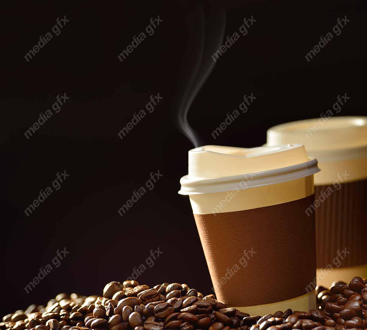 عکس باکیفیت دانه قهوه در کنار لیوان قهوه و کاپوچینو فوق العاده زیبا  MJ004486