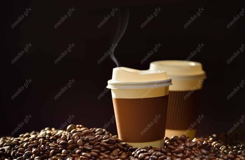 عکس باکیفیت دانه قهوه در کنار لیوان قهوه و کاپوچینو فوق العاده زیبا  MJ004487