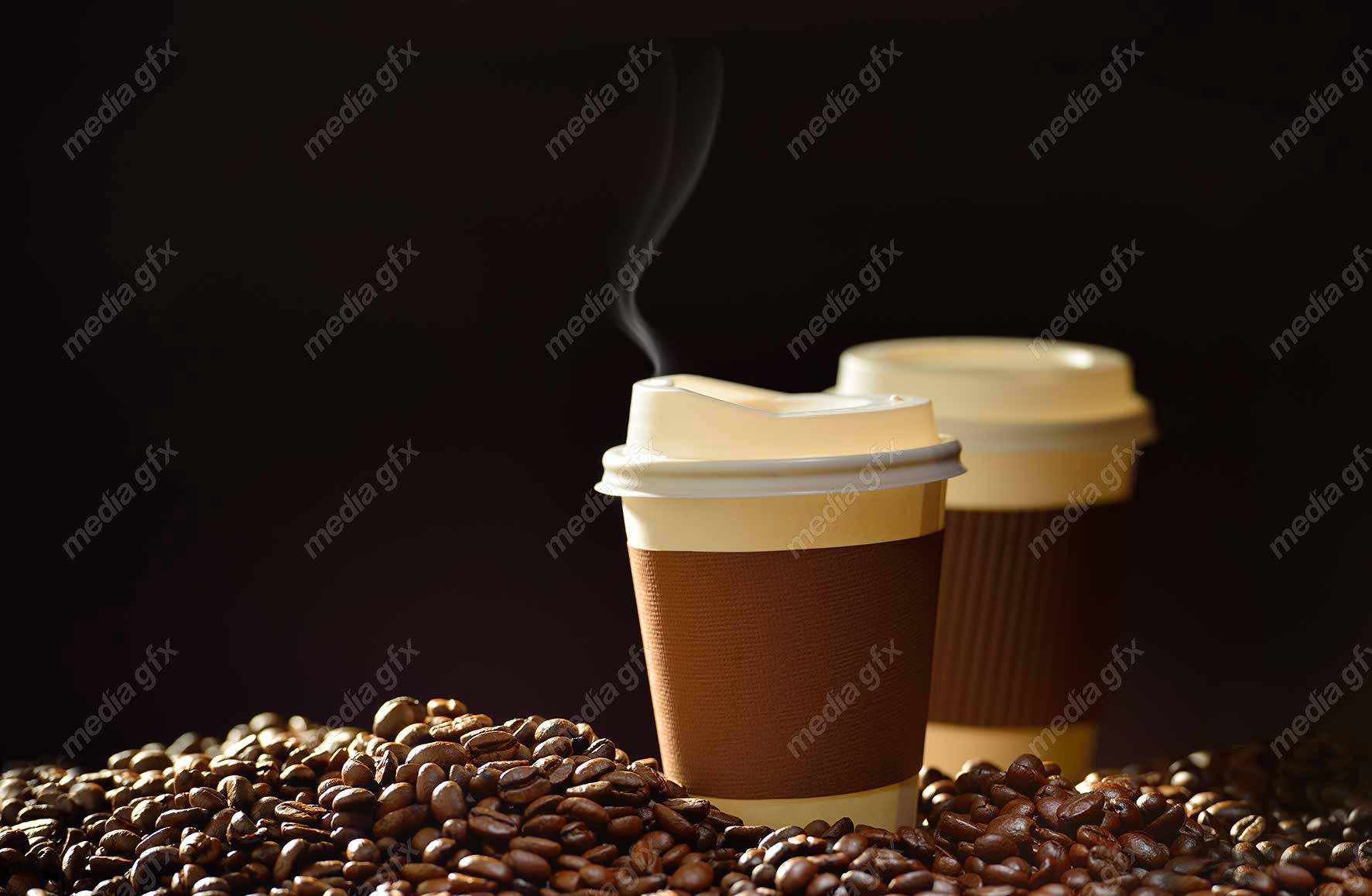 عکس باکیفیت دانه قهوه در کنار لیوان قهوه و کاپوچینو فوق العاده زیبا  MJ004487