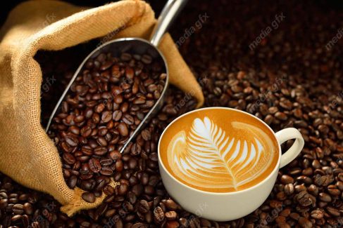 عکس باکیفیت دانه قهوه در کنار لیوان قهوه و کاپوچینو فوق العاده زیبا  MJ004497