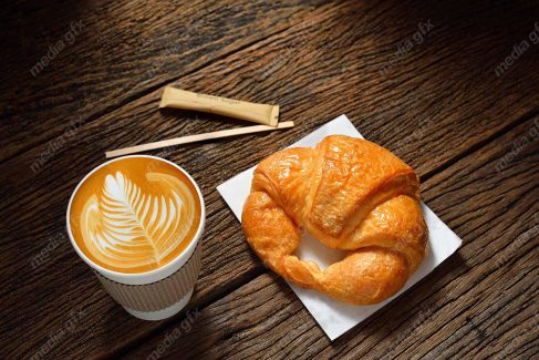 عکس باکیفیت دانه قهوه در کنار لیوان قهوه و کاپوچینو فوق العاده زیبا  MJ004501