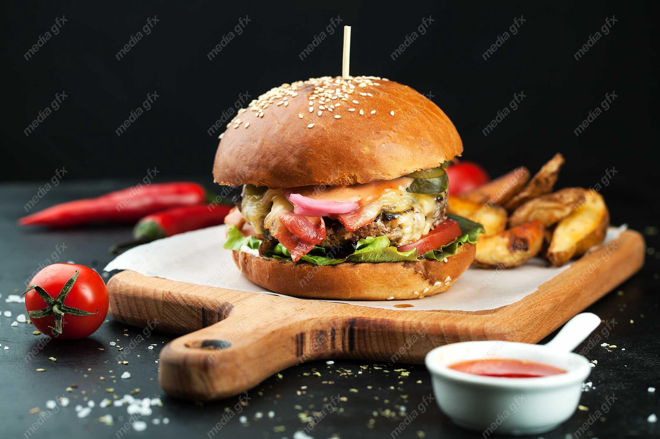 دانلود رایگان عکس با کیفیت همبرگر، فست فود و سیب زمینی MJ004737