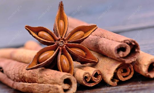 عکس با کیفیت چوب دارچین و پودر دارچین روی میز چوبی MJ004740