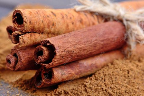 عکس با کیفیت چوب دارچین و پودر دارچین روی میز چوبی MJ004742