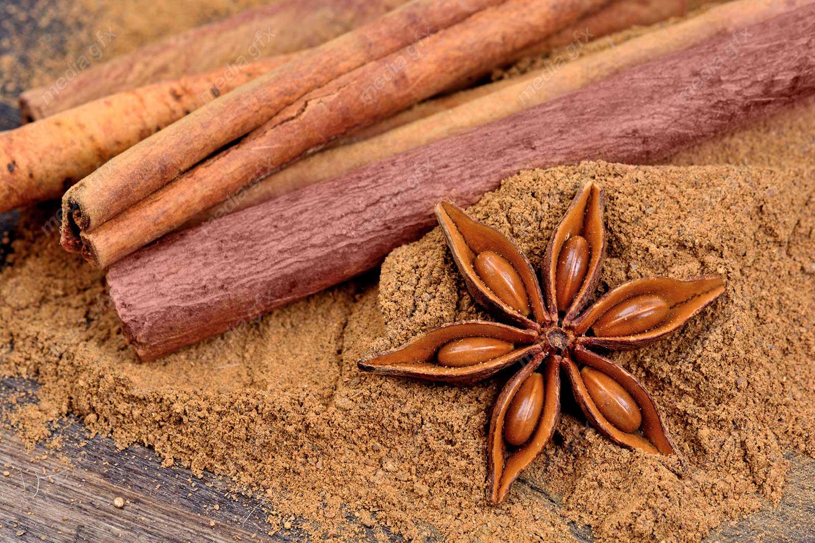 عکس با کیفیت چوب دارچین و پودر دارچین روی میز چوبی MJ004743