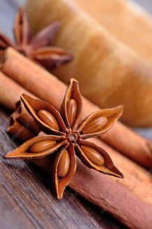 عکس با کیفیت چوب دارچین و پودر دارچین روی میز چوبی MJ004746