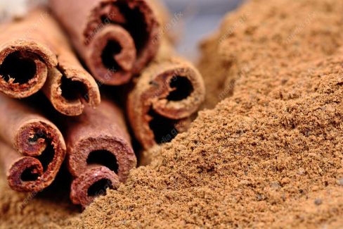 عکس با کیفیت چوب دارچین و پودر دارچین روی میز چوبی MJ004747