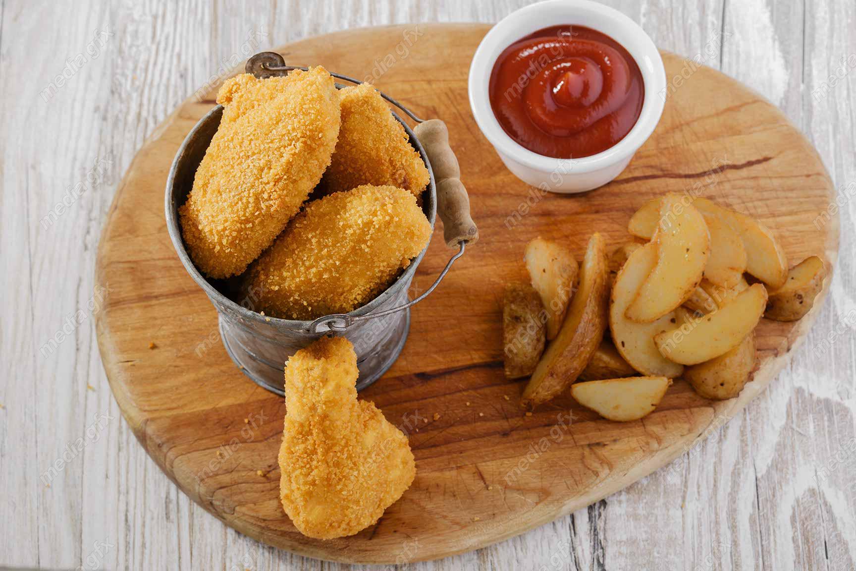 عکس با کیفیت فیله سوخاری یا چیکن استریپس در کنار سس کچاپ MJ004748