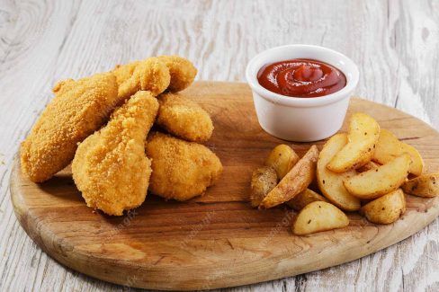 عکس با کیفیت فیله سوخاری یا چیکن استریپس در کنار سس کچاپ MJ004749