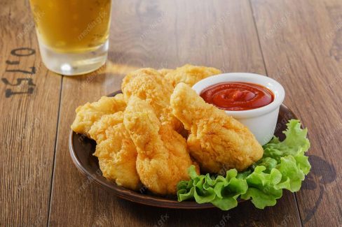 عکس با کیفیت فیله سوخاری یا چیکن استریپس در کنار سس کچاپ MJ004750