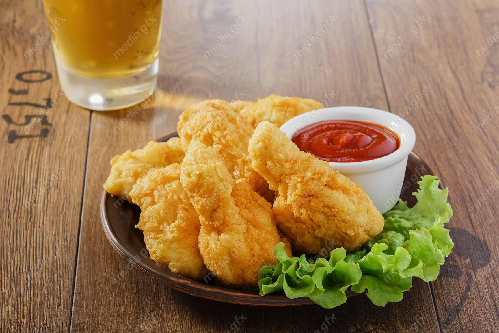 عکس با کیفیت فیله سوخاری یا چیکن استریپس در کنار سس کچاپ MJ004750