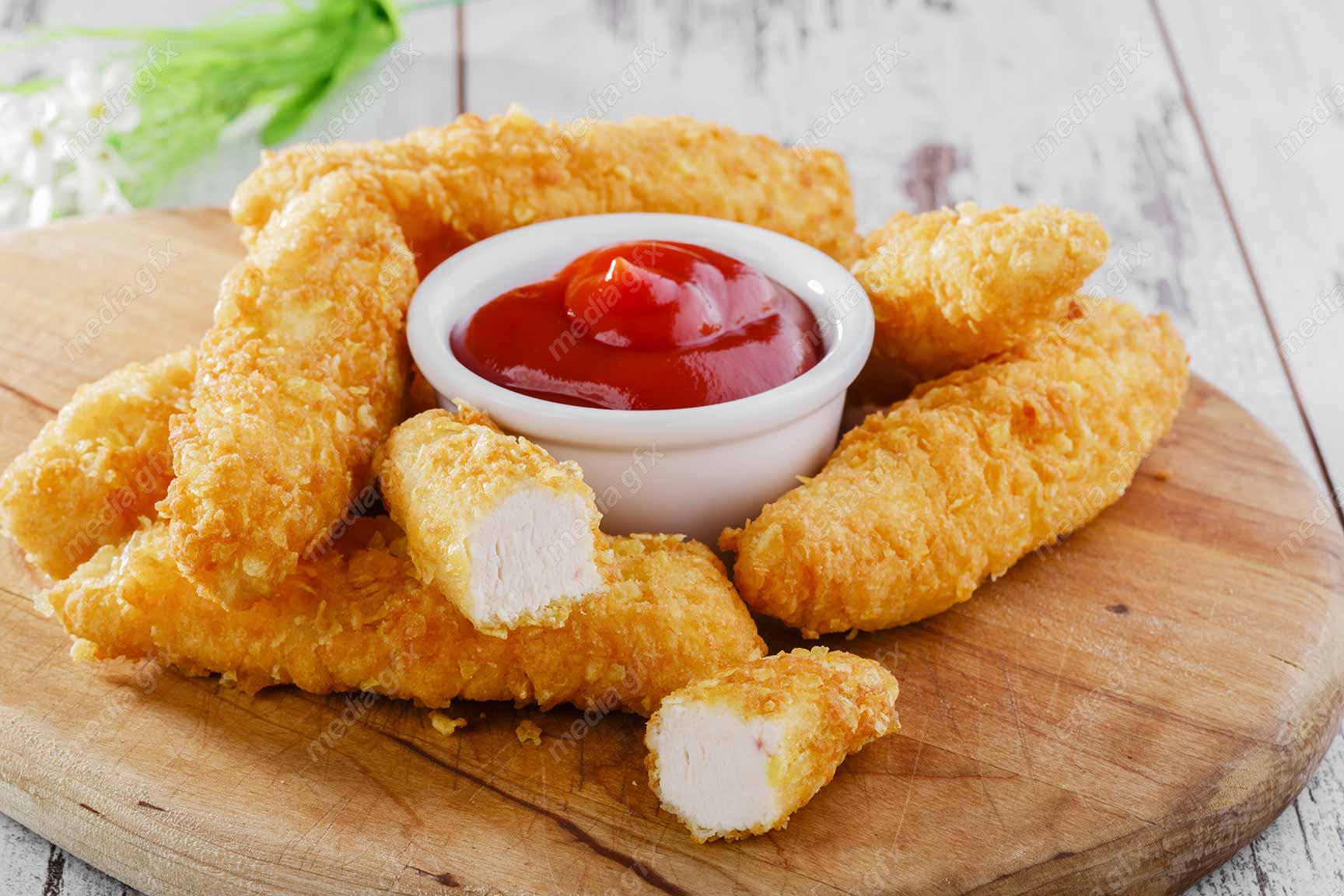 عکس با کیفیت فیله سوخاری یا چیکن استریپس در کنار سس کچاپ MJ004751