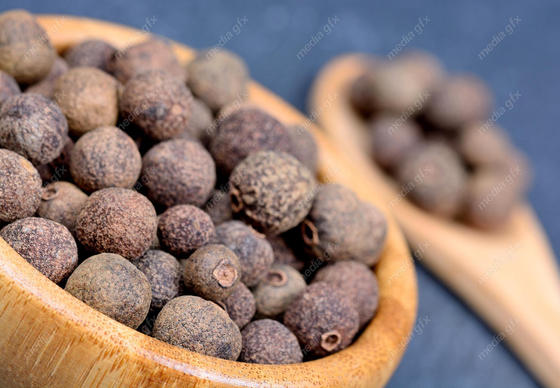 عکس با کیفیت دانه فلفل سیاه آسیاب نشده MJ004758