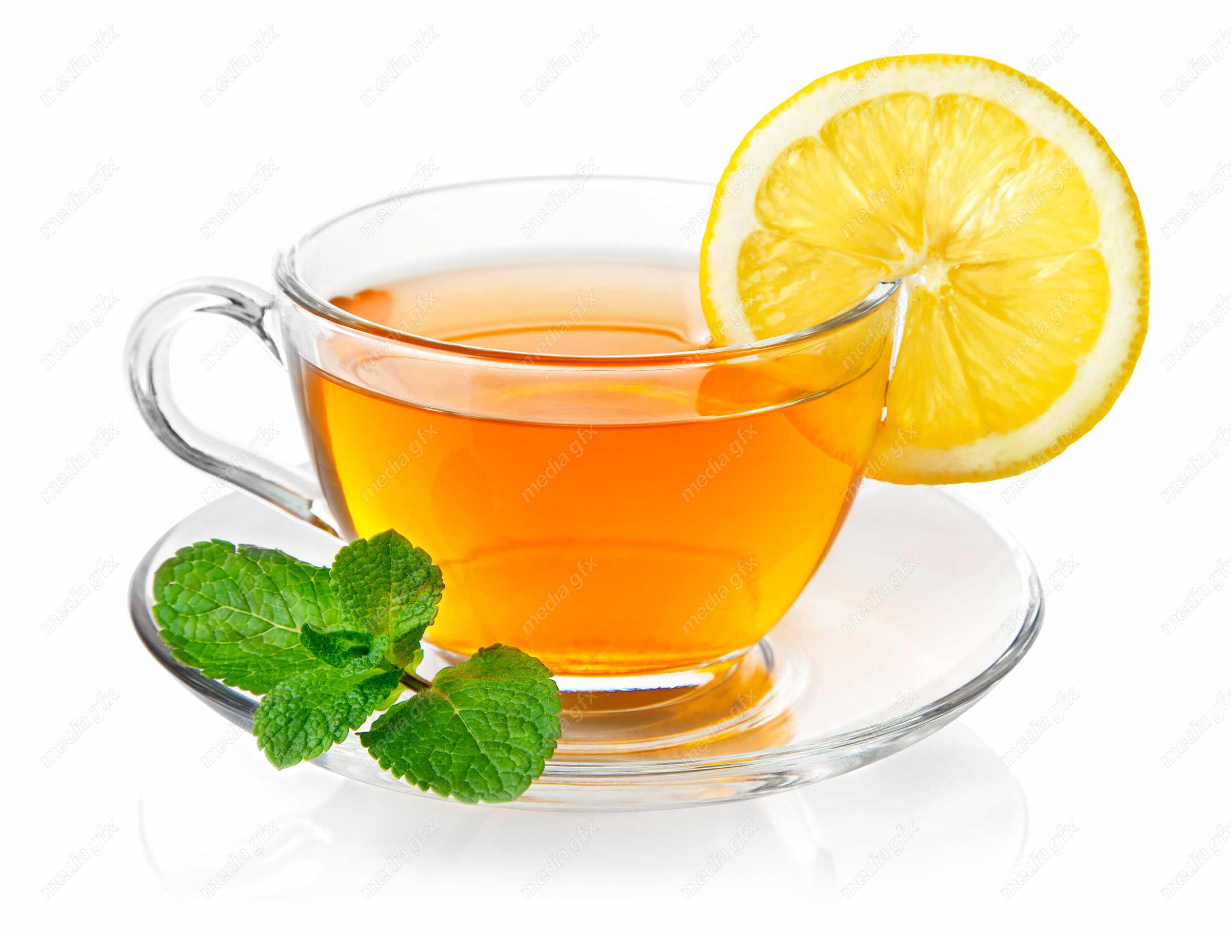 عکس با کیفیت دمنوش به لیمو در فنجان شیشه ای پس زمینه سفید MJ004781