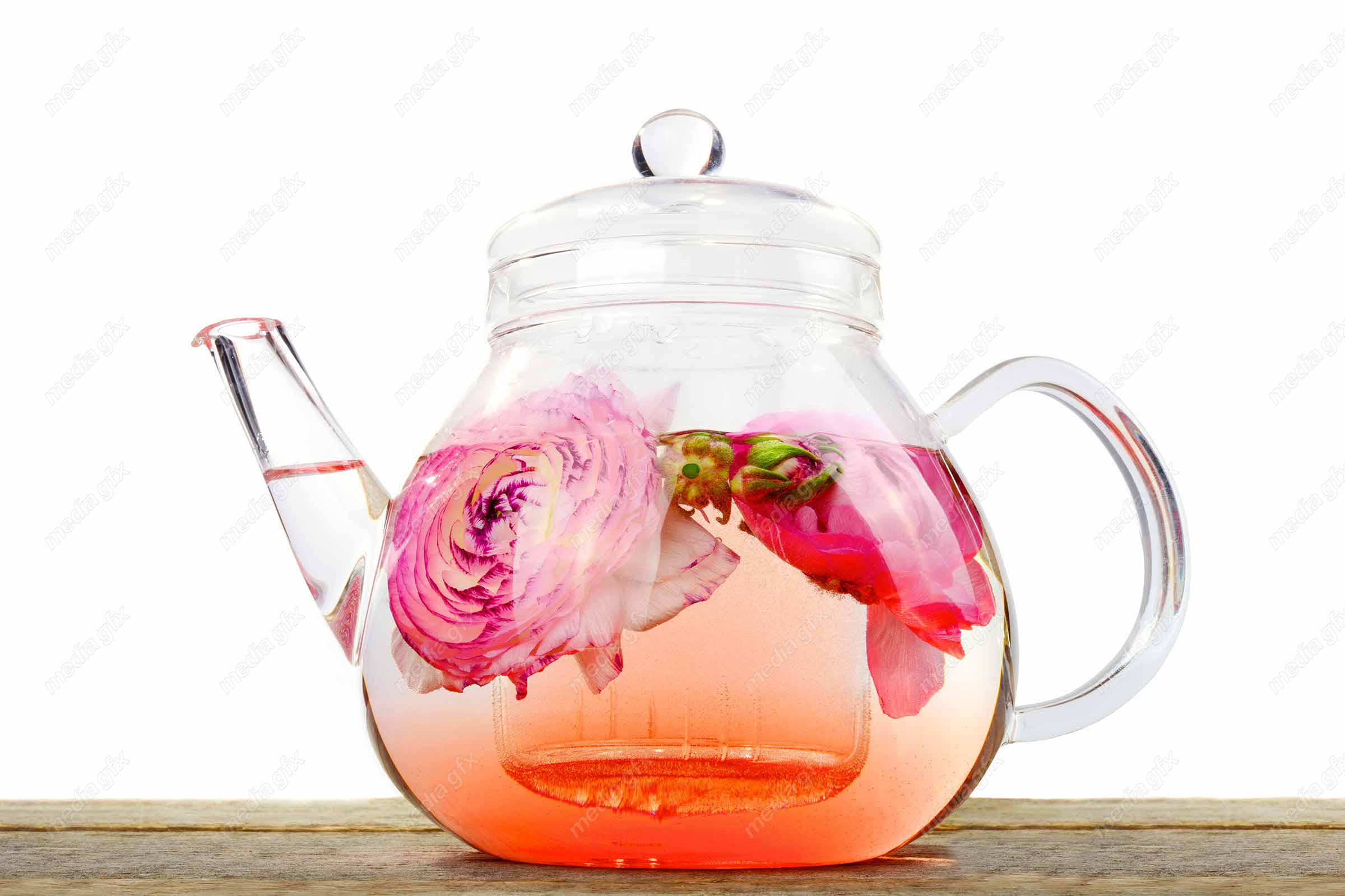 عکس با کیفیت دمنوش گل محمدی در قوری شیشه ای پس زمینه سفید MJ004794