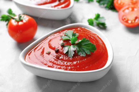 عکس با کیفیت سس کچاپ خوشمزه در کاسه با مواد اولیه MJ005959