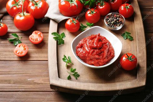 عکس با کیفیت سس کچاپ خوشمزه در کاسه با مواد اولیه MJ005967