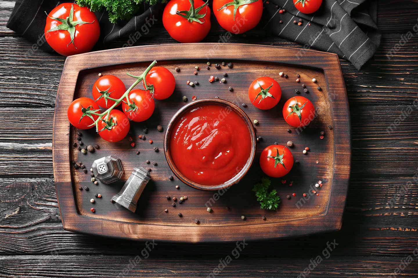 عکس با کیفیت سس کچاپ خوشمزه در کاسه با مواد اولیه MJ005969