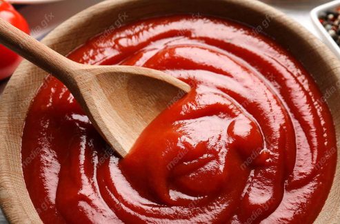 عکس با کیفیت سس کچاپ خوشمزه در کاسه با مواد اولیه MJ005976