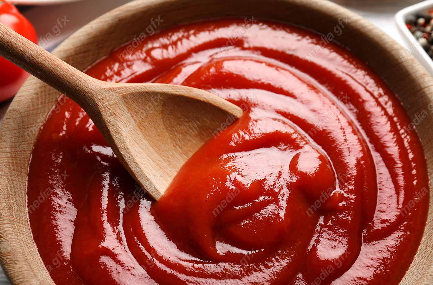 عکس با کیفیت سس کچاپ خوشمزه در کاسه با مواد اولیه MJ005976
