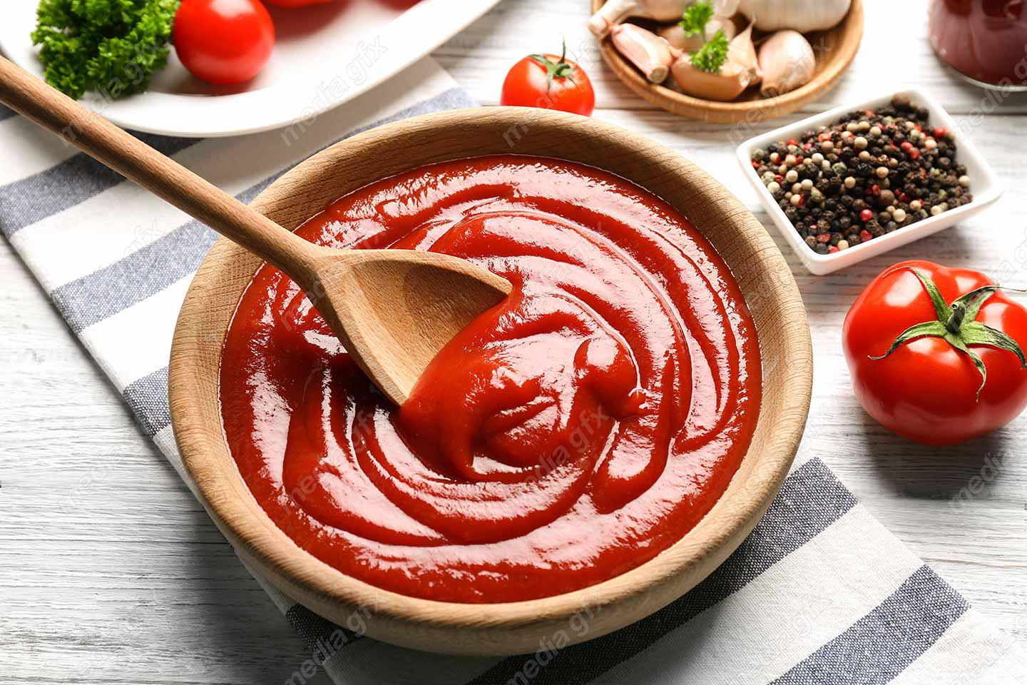 عکس با کیفیت سس کچاپ خوشمزه در کاسه با مواد اولیه MJ005977