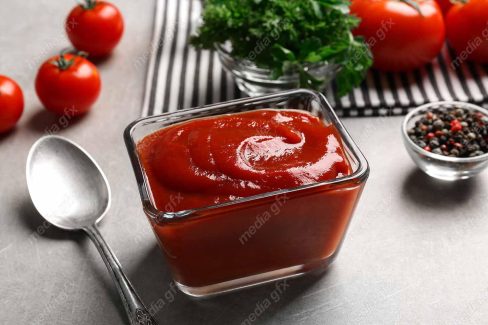 عکس با کیفیت سس کچاپ خوشمزه در کاسه با مواد اولیه MJ005978